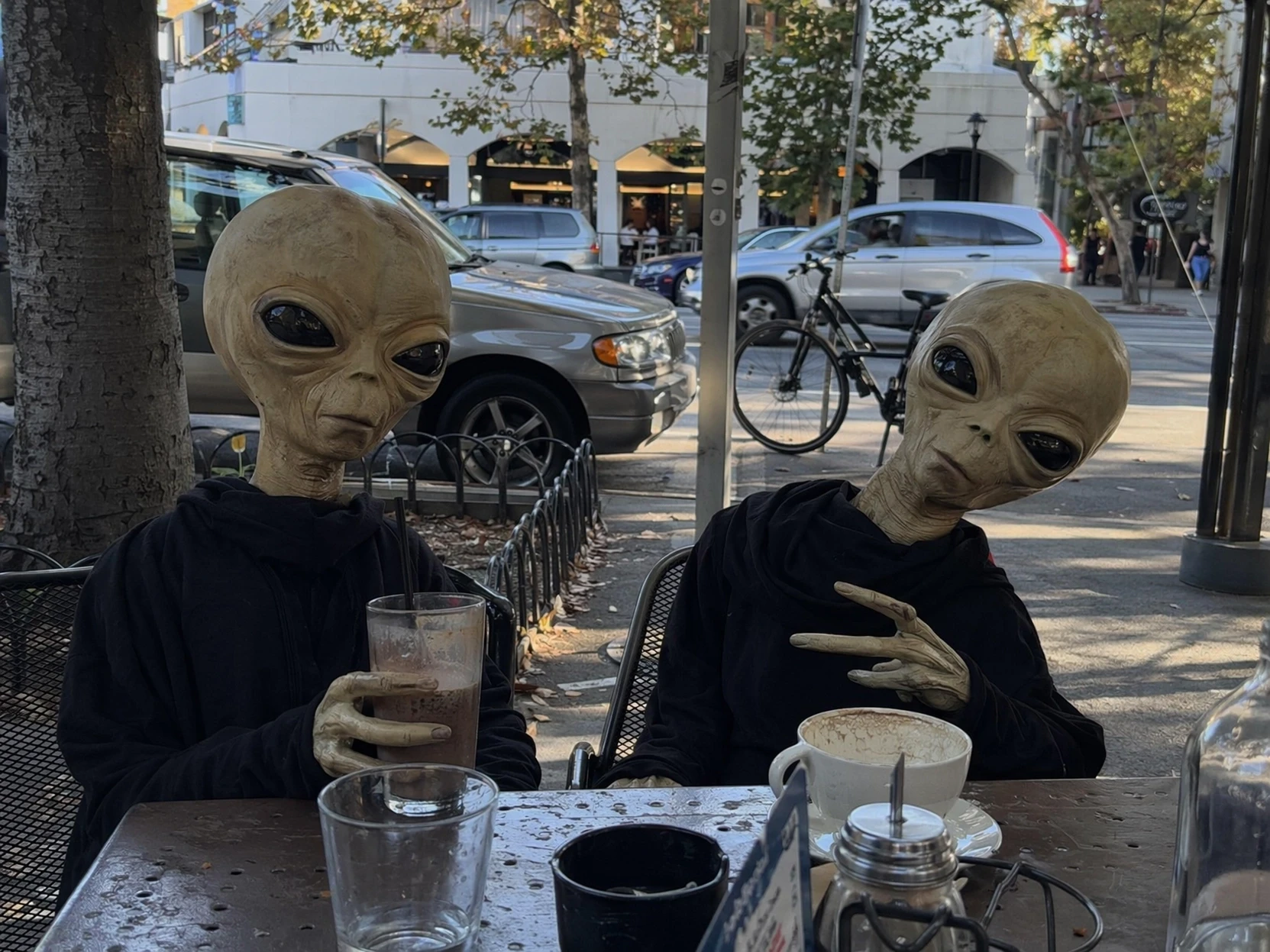 Aliens at Café